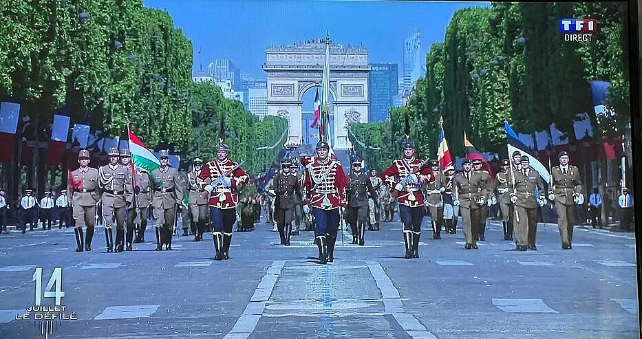 Уникално! Кой води  военния парад в Париж