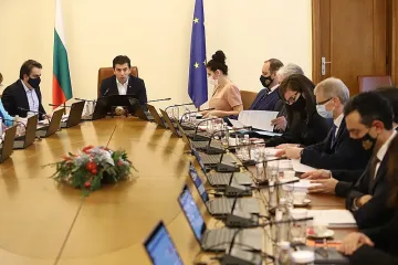 Петков се забърза. Сети се да помага на бизнеса