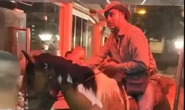 Чудо невиждано в дискотека. Мъж влезе с коня си (ВИДЕО)