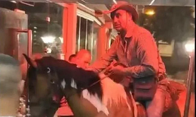 Чудо невиждано в дискотека. Мъж влезе с коня си (ВИДЕО)