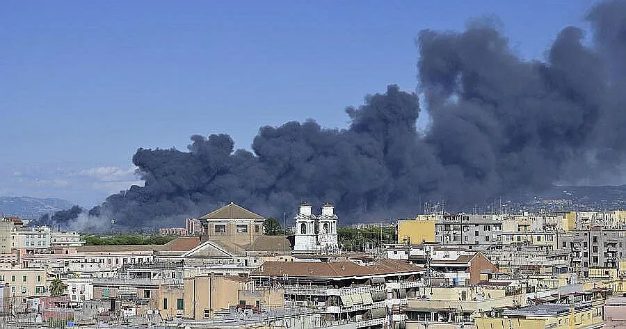 Рим гори! Черен пушек задушава квартали на столицата