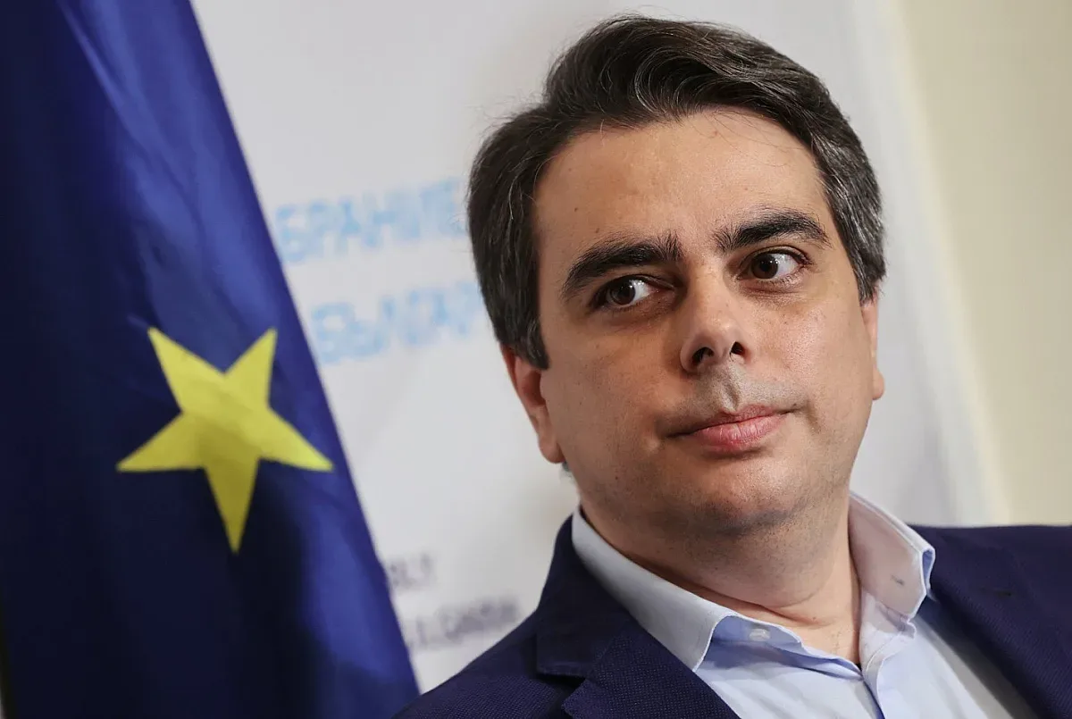 Асен Василев го удари на молба, иска помощ от парламента