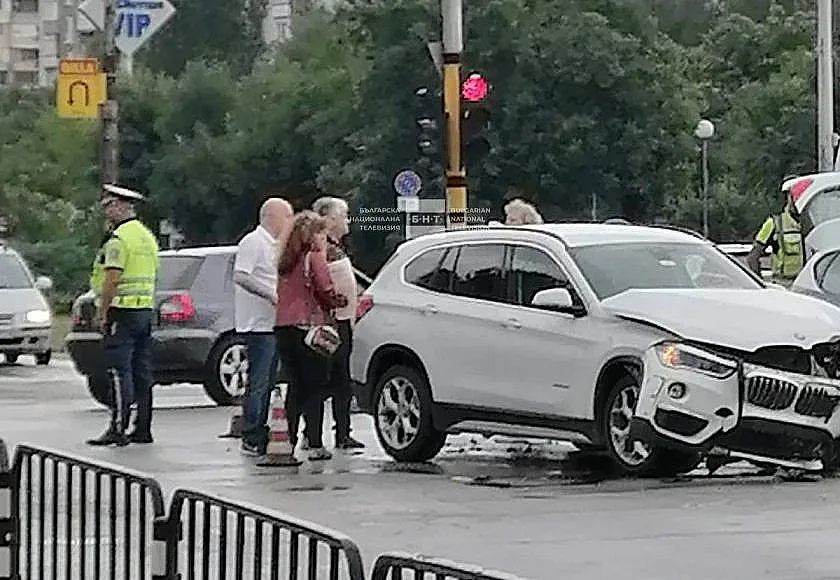 Катастрофа с жената на Бойко Рашков, добре ли е нотариуската