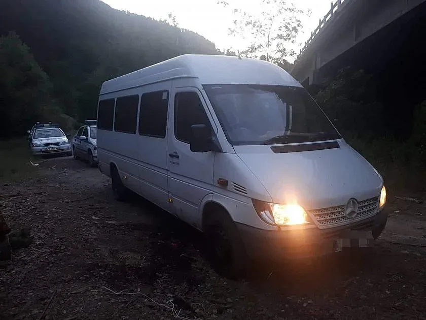 Задържаха шофьор, превозвал 37 нелегални мигранти край Клисура