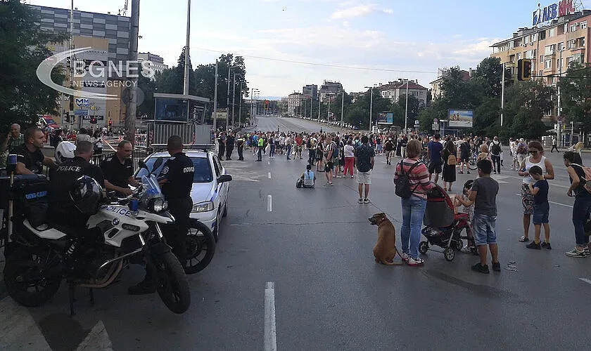 Стотици се събраха на мястото на смъртта. Искат наказания