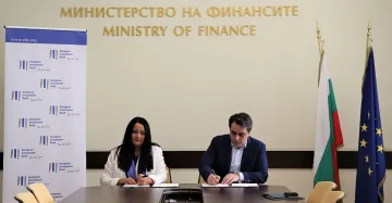 Асен Василев подписа с Лиляна Павлова, иде помощ за европарите