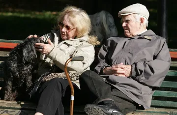 Плащат увеличените пенсии, има и 75 лв. добавка за ваксинирани