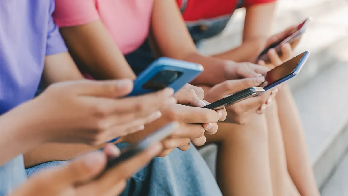 Смартфонът ви шпионира дори в спящ режим! Вижте как