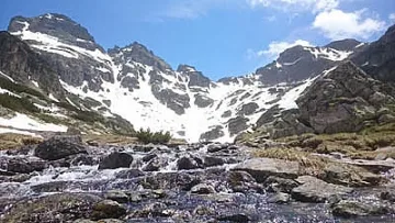 Мальовица-приказка през зимата и рай през лятото