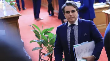 Асен Василев тайно кръцнал парите на руското посолство
