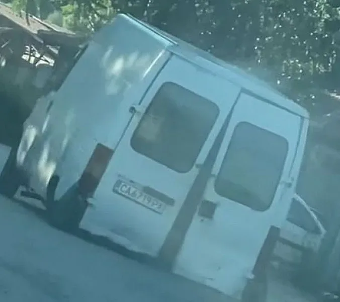 Уникални подробности за белия бус, който изуми цяла София