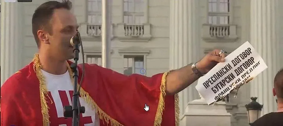 Подпалвачът Ламбе изгори Договора със Скопие и френското предложение