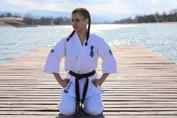Студентка по медицина стана световен шампион по карате