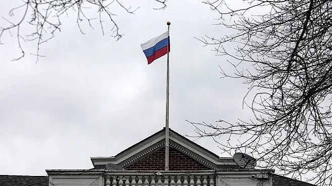 Москва прати два самолета. Колко дипломати си тръгват?