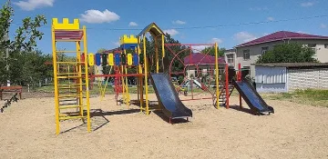 Ужас на детска площадка! Опряха пистолет в главата на мъж