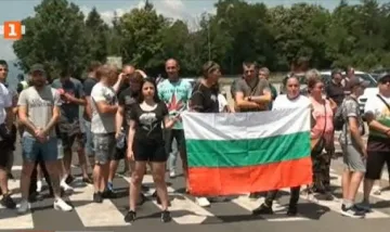 Напрежение! Затвориха ключов път заради бензина