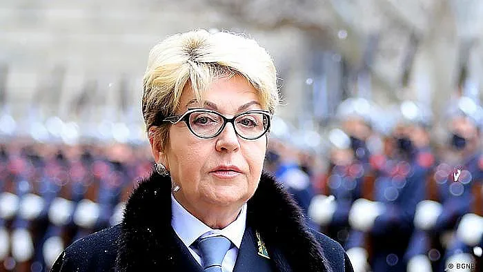 Удари 12-тият час! Митрофанова на крака във Външно