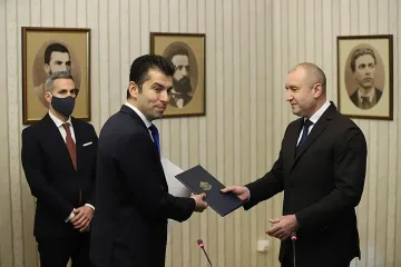 Радев завърта рулетката. Първо раздаване днес