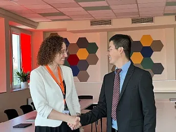 Хуауей дари оборудване за академия за социално учене и развитие