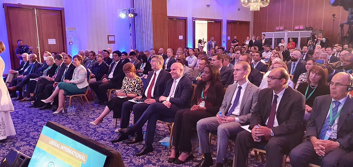 Откриха с народни песни конгреса на световните либерали (НА ЖИВО)