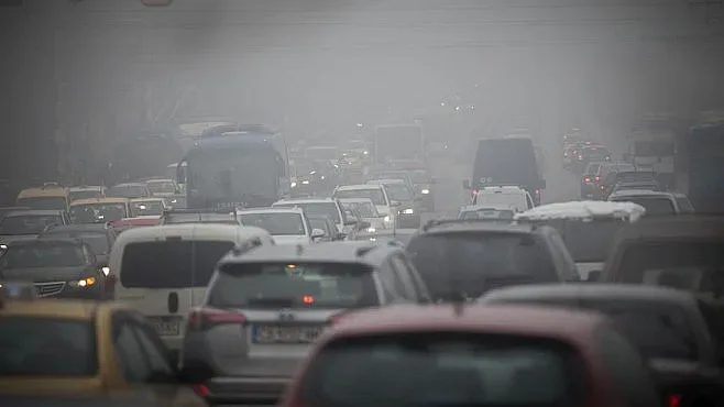 Куриоз! Полуразпаднал се микробус обикаля из софийските улици