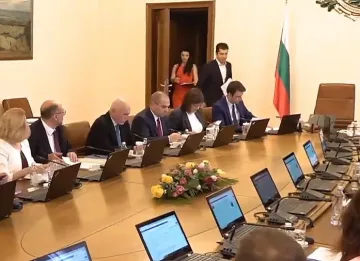 Лена показа крак за милиони. Събра очите на министрите (ГОРЕЩО ФОТО)