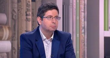 ДПС шамароса нецензурния Асен Василев, дава свой вариант за пенсиите