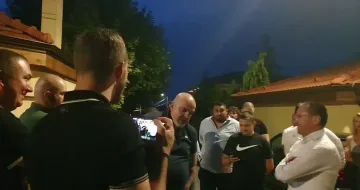 Огромен скандал! Защо Джамбазки е пред къщата на Борисов