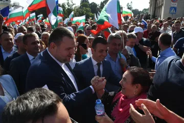Пеевски влезе в парламента, хиляди привърженици на ДПС го аплодират