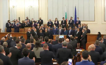 Видов час за кабинета, депутатите гласуват вот на недоверие