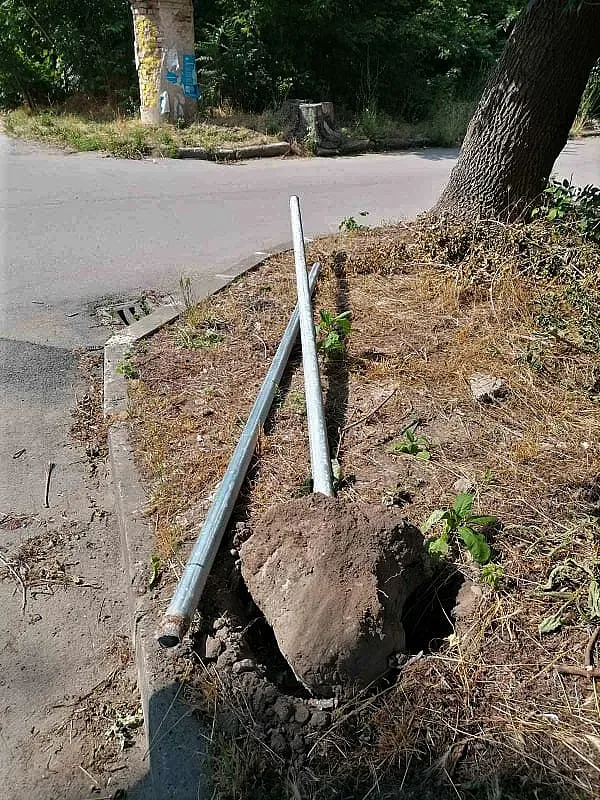 Вандали унищожиха пътни знаци във Видин