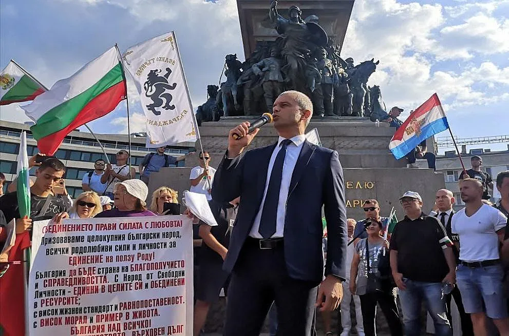 Горещо пред парламента. И "Възраждане" излезе на протест