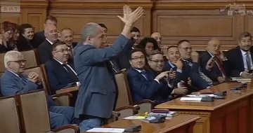 Тошко Йорданов засече премиера. Иронията