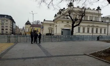 Докараха и водно оръдие пред парламента