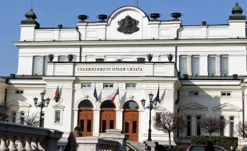 Вдигат стена около парламента, нечувано стълпотворение от полиция