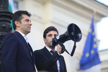 ПП вдигна партийните агитки. Брани кабинета с протести