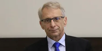 Министърът на образованието: Когато гасим пожари ставаме ли пожарникари?