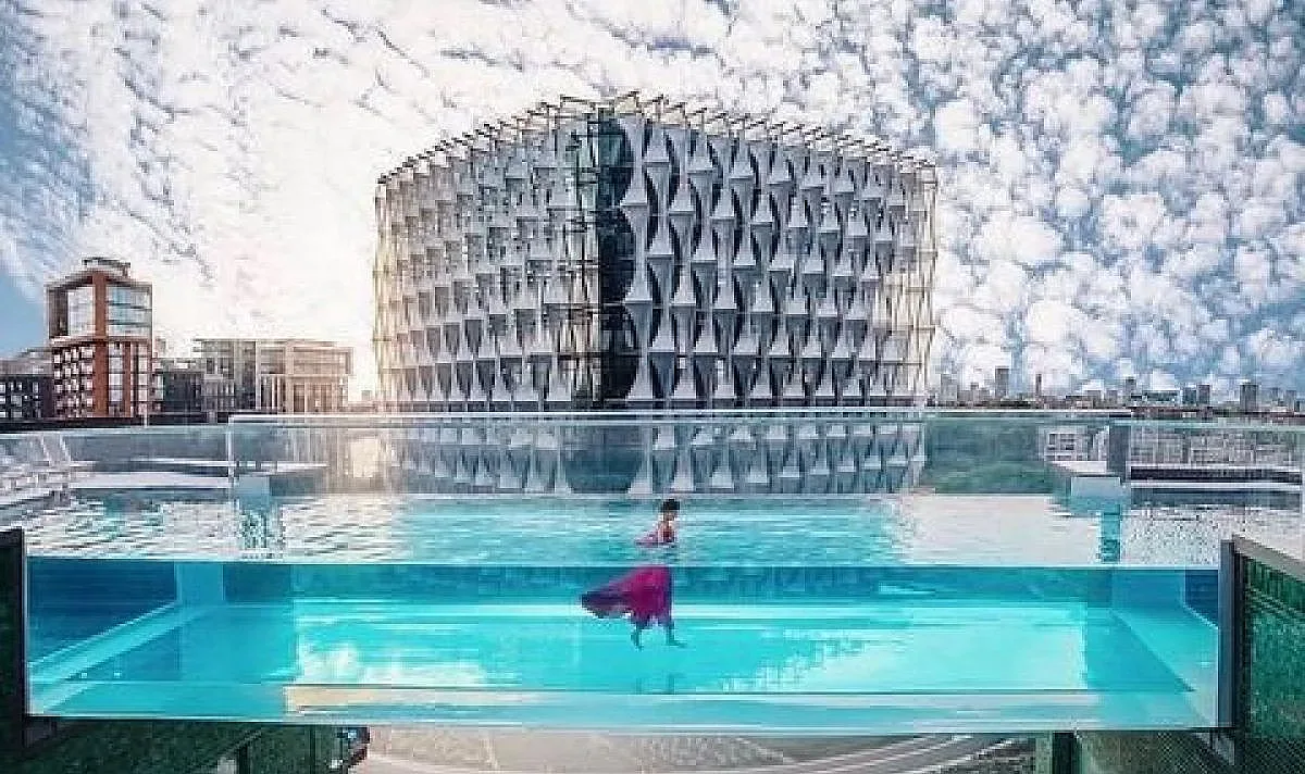 Басейн виси над Лондон