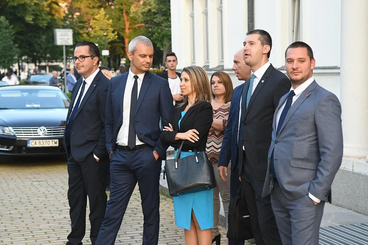 Костадинов изкарва хората си на площада, очертава се сблъсък