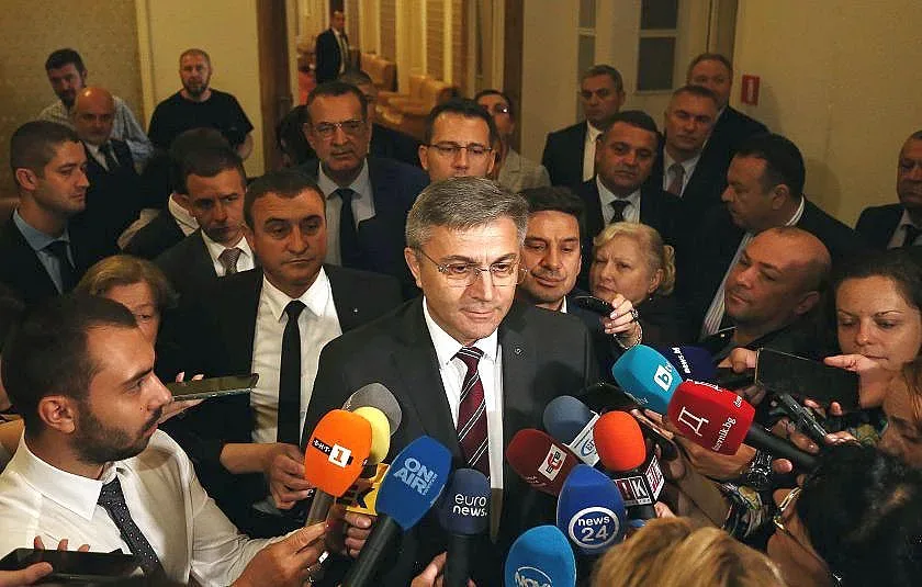 Карадайъ закова Кирил Петков. Разби лъжите му за ДПС