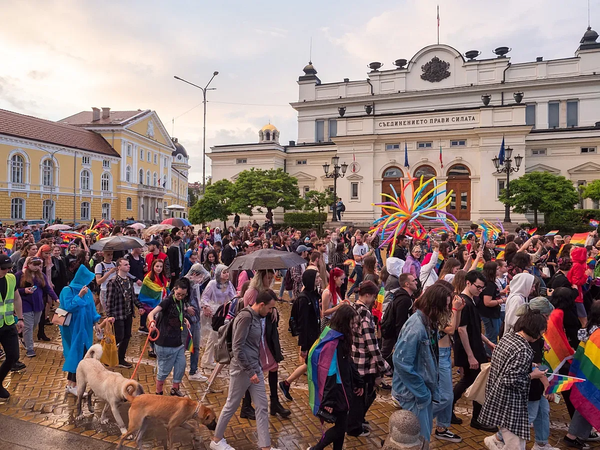 Гейове и лесбийки в София пращат подкрепа на Киев