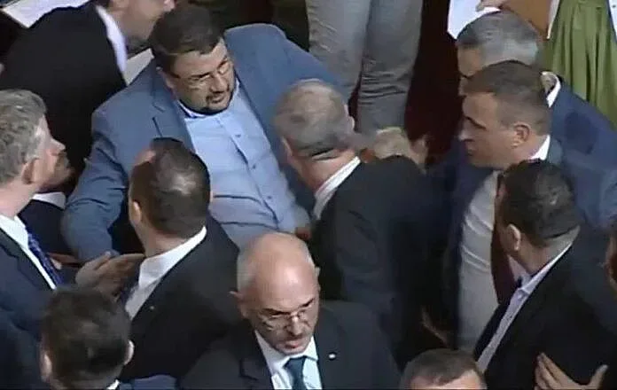 ПП с нова провокация: Настимир Ананиев пада за дузпа в пленарната зала