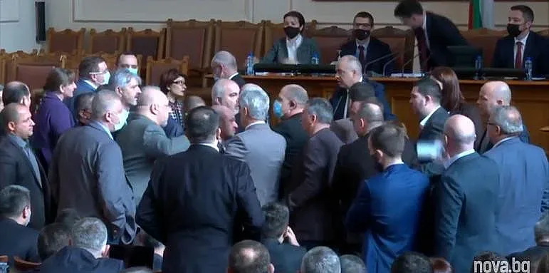 Ври и кипи в парламента! На косъм от нов бой