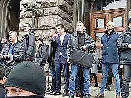 Разлаяха кучетата,властта не пуска кокала