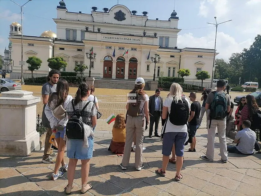 Изненадваща подкрепа за Никола Минчев пред парламента