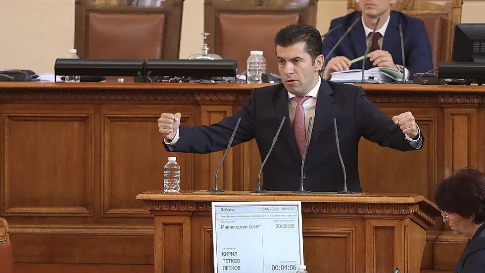Петков влуди парламента: Минчев, Рашков, викове "Оставка!"