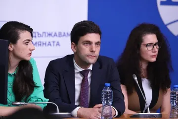 Удрят шефа на парламента, иде ли краят на кабинета "Петков"