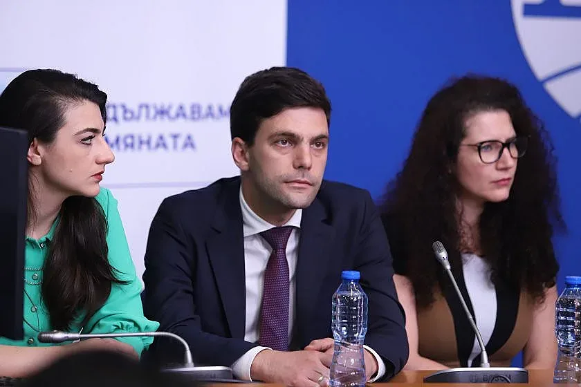 Удрят шефа на парламента, иде ли краят на кабинета "Петков"