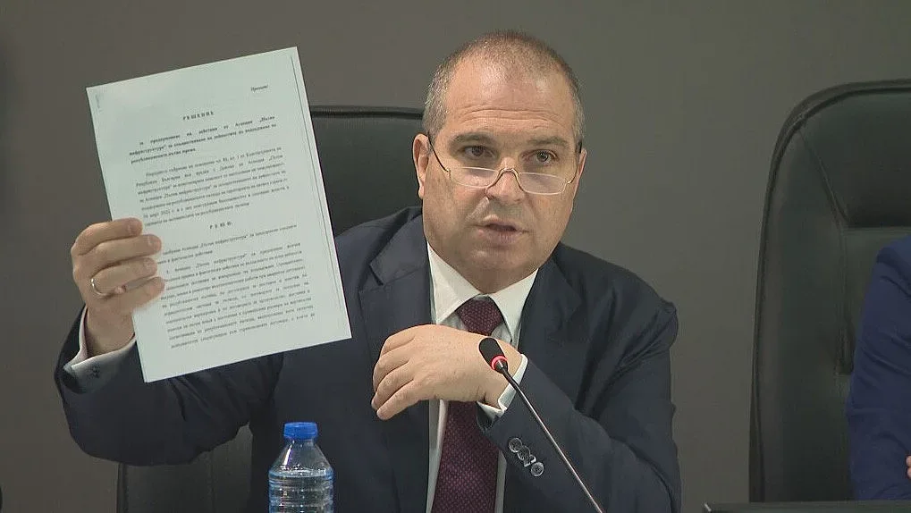 Караджов шамароса Петков. Вади документи, разкрива корупция