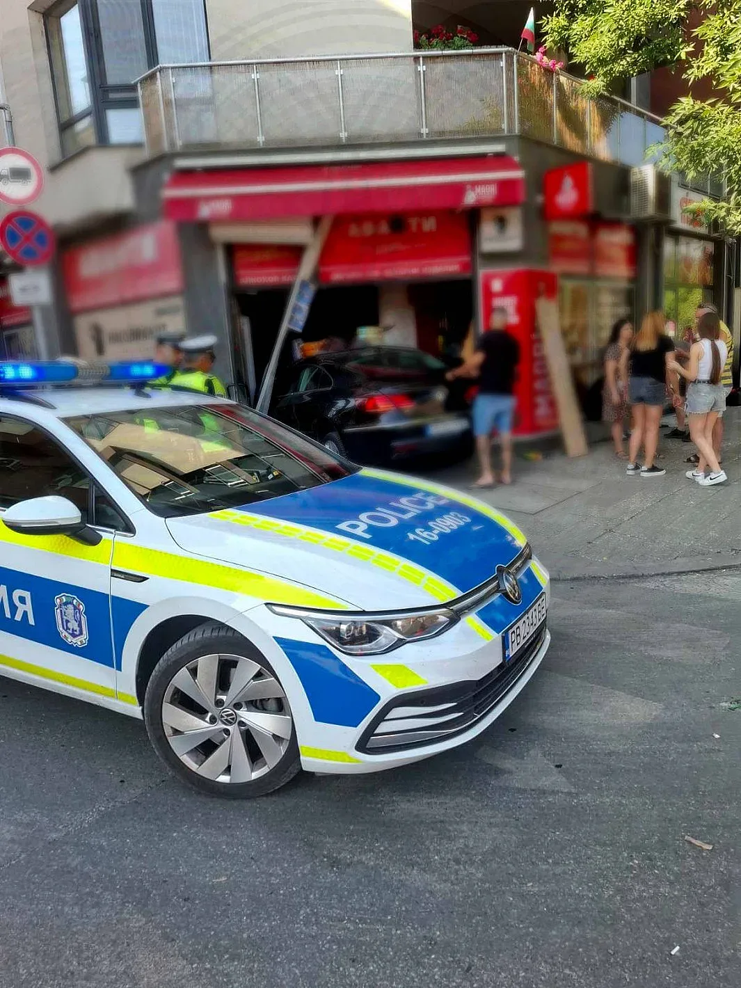 Страшен екшън! Кола влезе в магазин, има ранени /СНИМКИ/